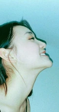 蒋依依着肩带背心居家玩各种特效光影自拍慵懒图片