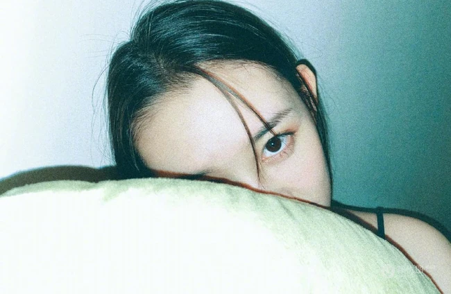蒋依依着肩带背心居家玩各种特效光影自拍慵懒图片