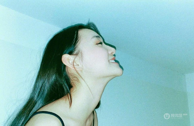 蒋依依着肩带背心居家玩各种特效光影自拍慵懒图片