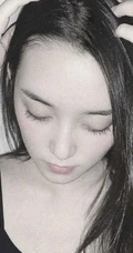 蒋依依着肩带背心居家玩各种特效光影自拍慵懒图片