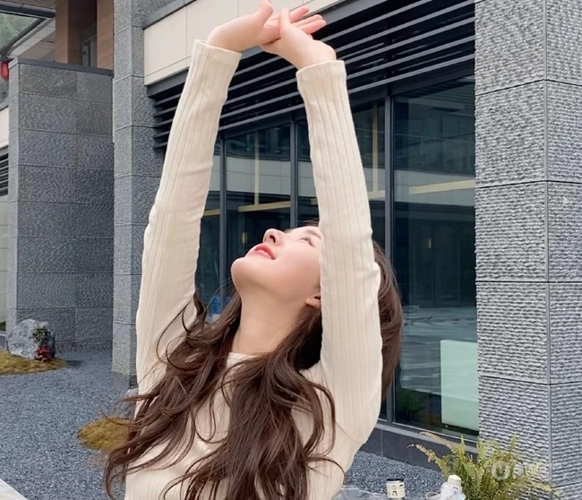 赵露思着简洁白衣大楼门前悠闲美拍，圆脸可爱，笑容超美