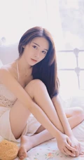 有小纹身的长发纤细线条线条女生镂空衣短裤室内氛围写真