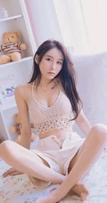 有小纹身的长发纤细线条线条女生镂空衣短裤室内氛围写真