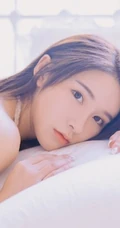 有小纹身的长发纤细线条线条女生镂空衣短裤室内氛围写真