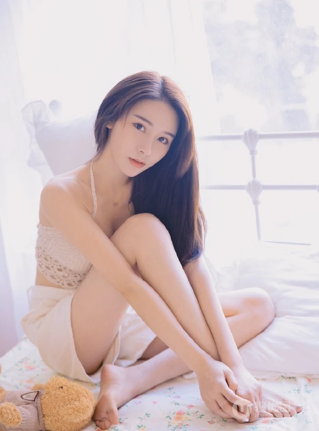 有小纹身的长发纤细线条线条女生镂空衣短裤室内氛围写真