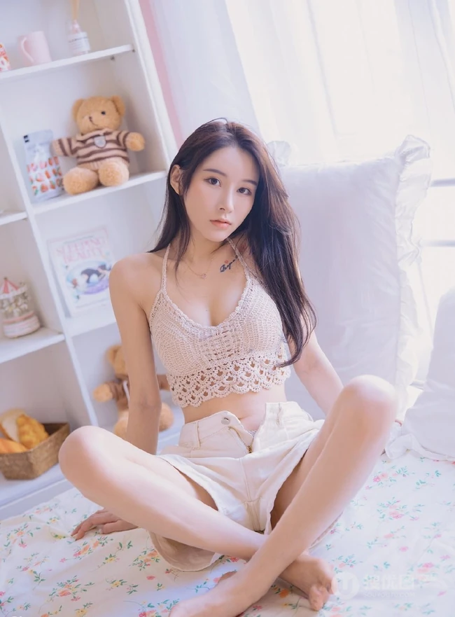有小纹身的长发纤细线条线条女生镂空衣短裤室内氛围写真