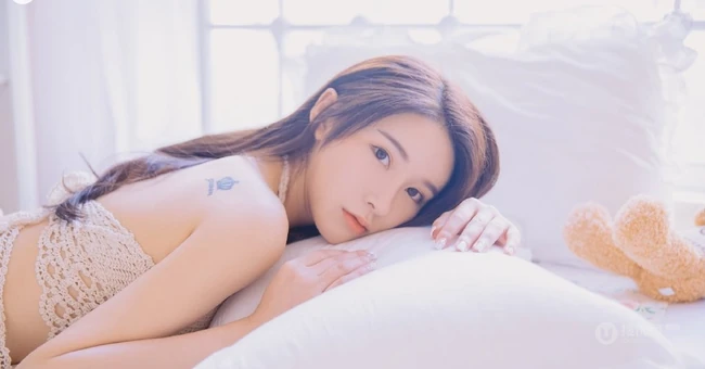 有小纹身的长发纤细线条线条女生镂空衣短裤室内氛围写真
