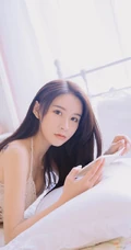 有小纹身的长发纤细线条线条女生镂空衣短裤室内氛围写真