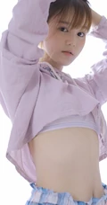 晨起洗脸刷牙的礼裙睡裤短款装少女居家写真图片