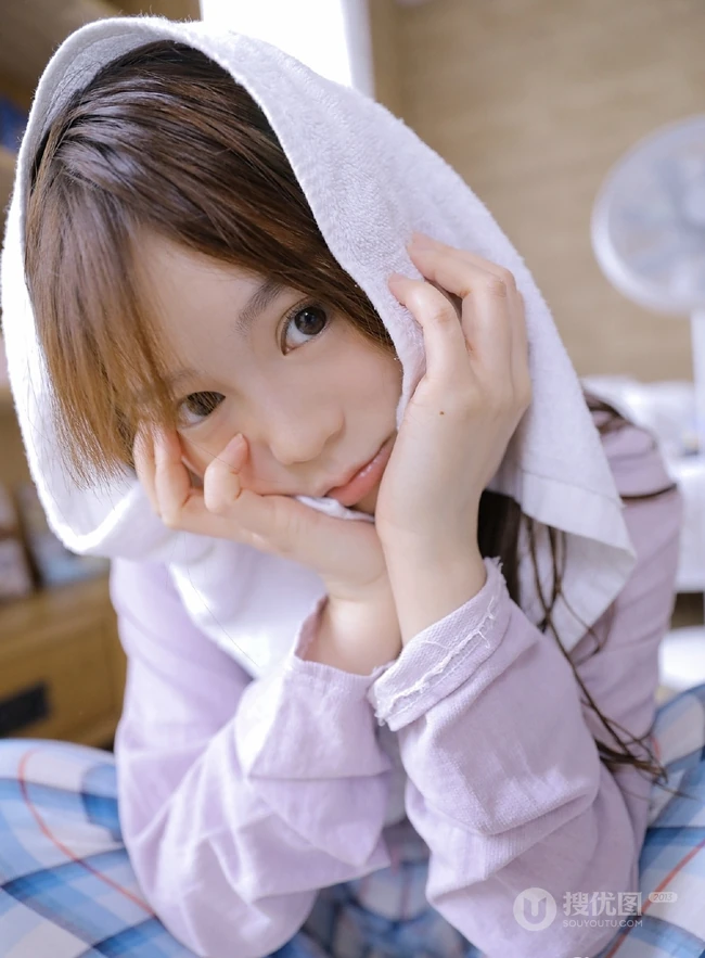 晨起洗脸刷牙的礼裙睡裤短款装少女居家写真图片