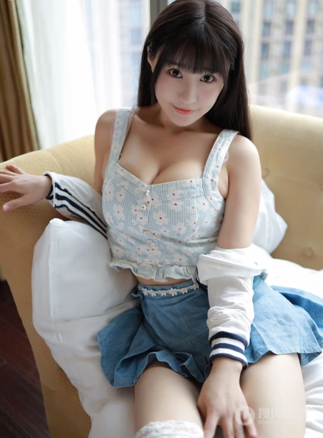 气质时尚女生可儿小姐姐短裙写真上线，好一个胸涌波涛，霸气身材