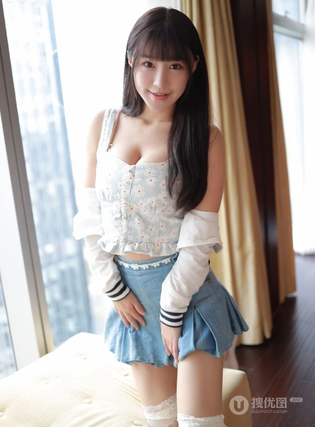 气质时尚女生可儿小姐姐短裙写真上线，好一个胸涌波涛，霸气身材