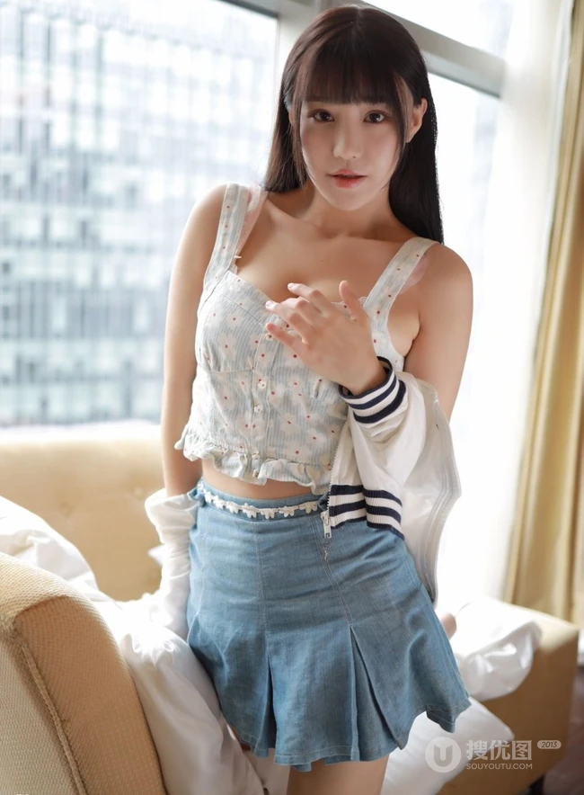 气质时尚女生可儿小姐姐短裙写真上线，好一个胸涌波涛，霸气身材
