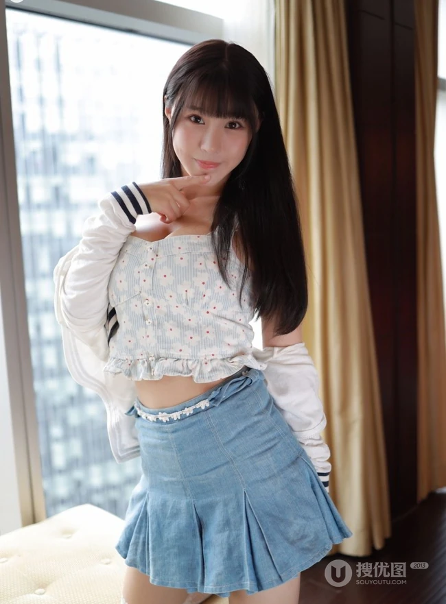 气质时尚女生可儿小姐姐短裙写真上线，好一个胸涌波涛，霸气身材