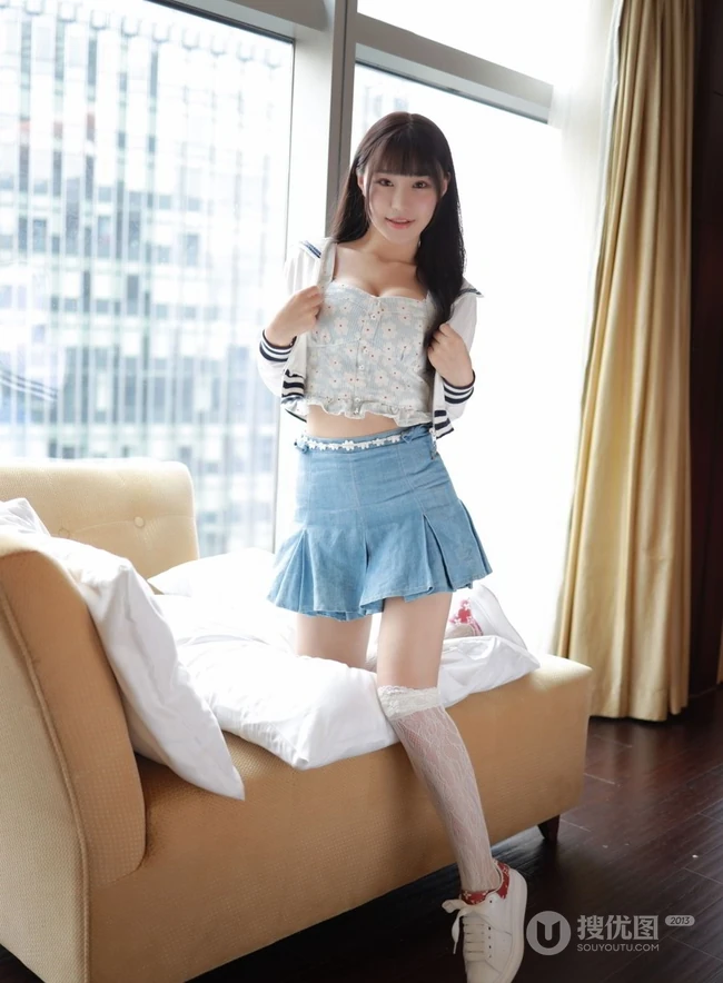 气质时尚女生可儿小姐姐短裙写真上线，好一个胸涌波涛，霸气身材