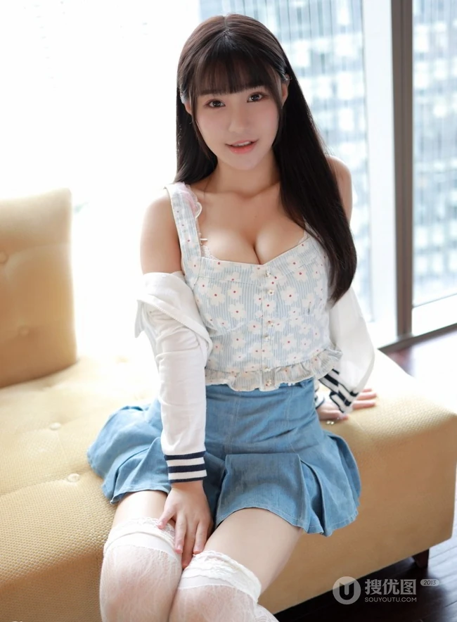 气质时尚女生可儿小姐姐短裙写真上线，好一个胸涌波涛，霸气身材