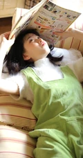 绿衣肩带裤可爱长腿少女气质吸睛居家沙发写真图片