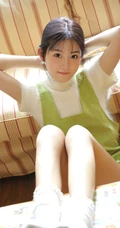 绿衣肩带裤可爱长腿少女气质吸睛居家沙发写真图片