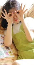 绿衣肩带裤可爱长腿少女气质吸睛居家沙发写真图片