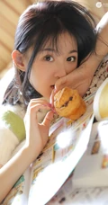 绿衣肩带裤可爱长腿少女气质吸睛居家沙发写真图片