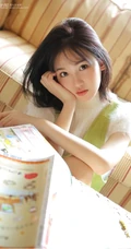 绿衣肩带裤可爱长腿少女气质吸睛居家沙发写真图片