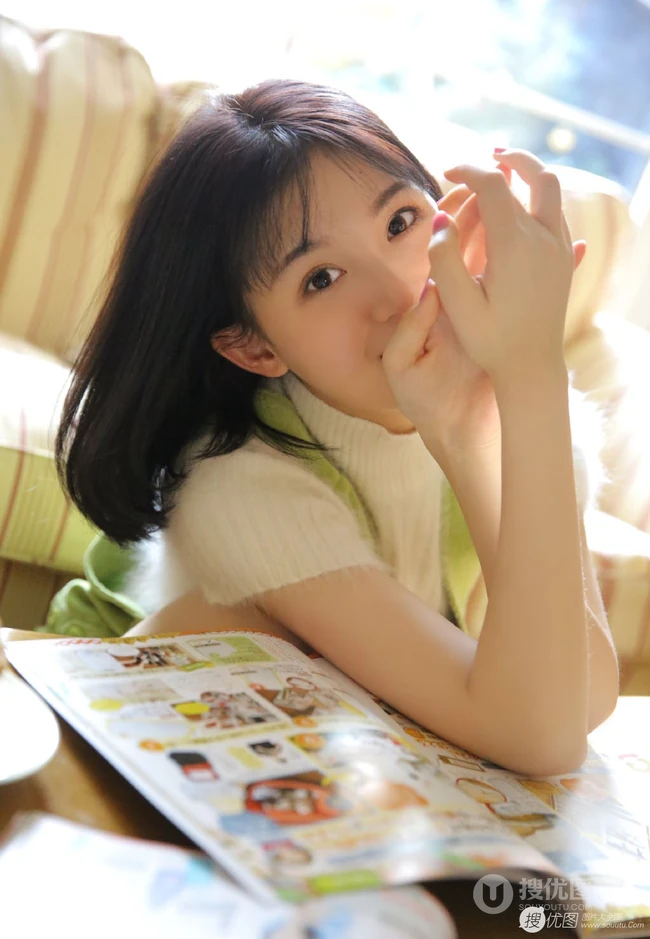 绿衣肩带裤可爱长腿少女气质吸睛居家沙发写真图片