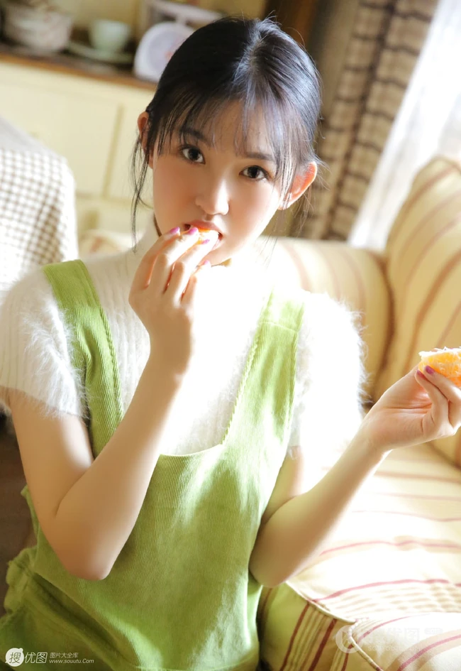 绿衣肩带裤可爱长腿少女气质吸睛居家沙发写真图片
