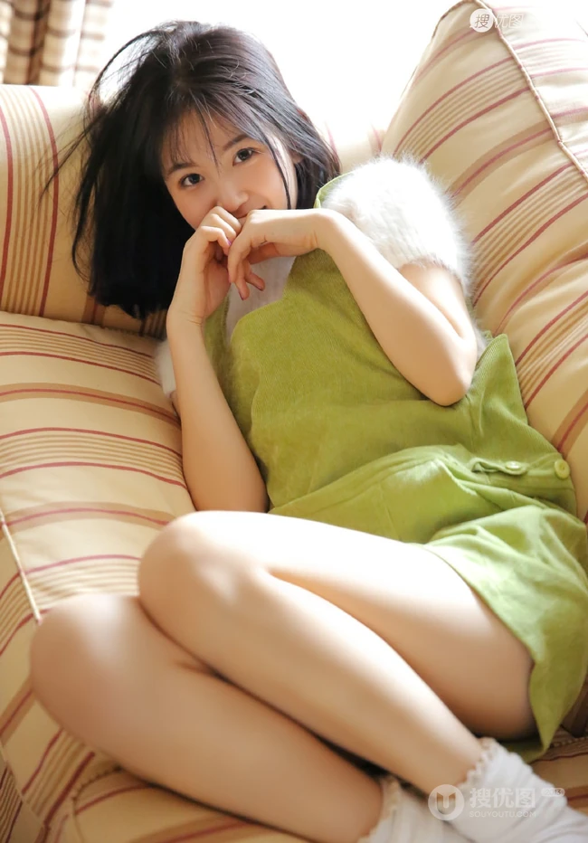 绿衣肩带裤可爱长腿少女气质吸睛居家沙发写真图片