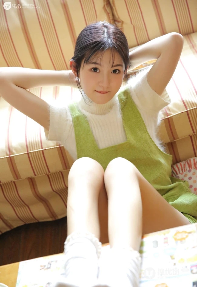 绿衣肩带裤可爱长腿少女气质吸睛居家沙发写真图片