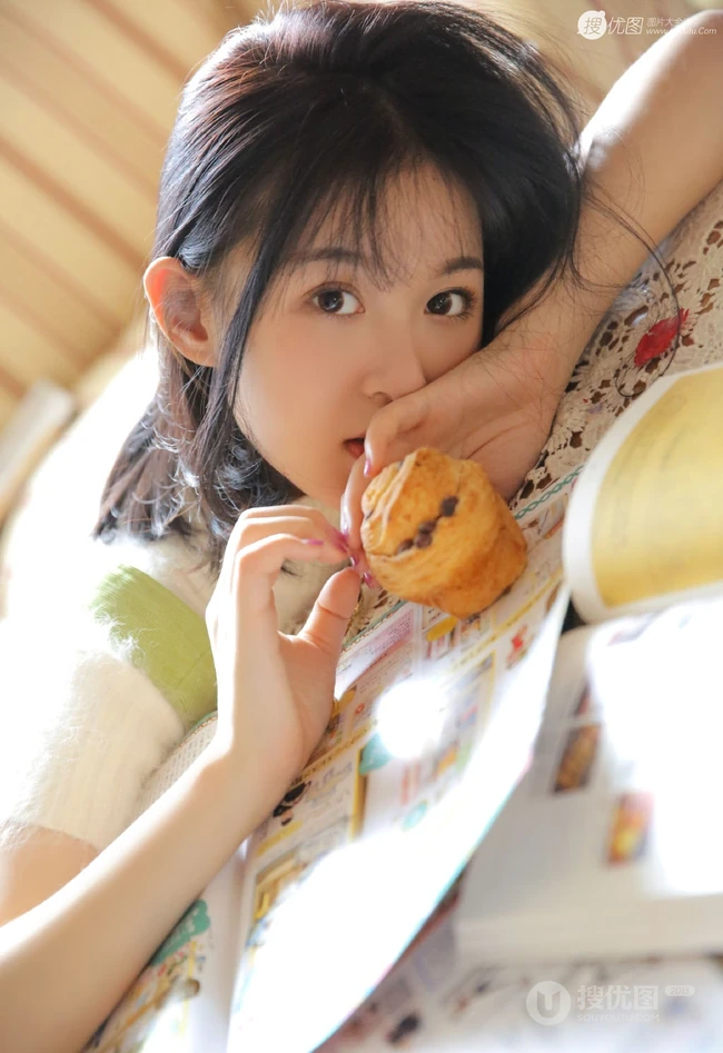 绿衣肩带裤可爱长腿少女气质吸睛居家沙发写真图片
