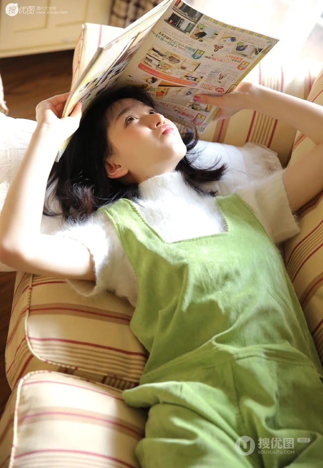 绿衣肩带裤可爱长腿少女气质吸睛居家沙发写真图片