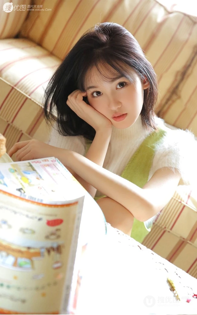 绿衣肩带裤可爱长腿少女气质吸睛居家沙发写真图片