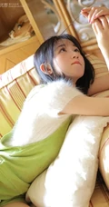 绿衣肩带裤可爱长腿少女气质吸睛居家沙发写真图片