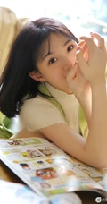 绿衣肩带裤可爱长腿少女气质吸睛居家沙发写真图片