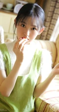 绿衣肩带裤可爱长腿少女气质吸睛居家沙发写真图片