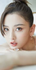 越来越有气质女生范，宋祖儿丸子头加粉色斜肩连衣裙气质写真