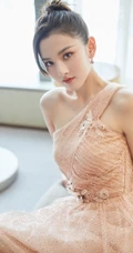 越来越有气质女生范，宋祖儿丸子头加粉色斜肩连衣裙气质写真