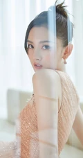 越来越有气质女生范，宋祖儿丸子头加粉色斜肩连衣裙气质写真