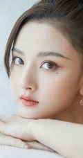 越来越有气质女生范，宋祖儿丸子头加粉色斜肩连衣裙气质写真