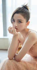 越来越有气质女生范，宋祖儿丸子头加粉色斜肩连衣裙气质写真