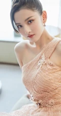 越来越有气质女生范，宋祖儿丸子头加粉色斜肩连衣裙气质写真