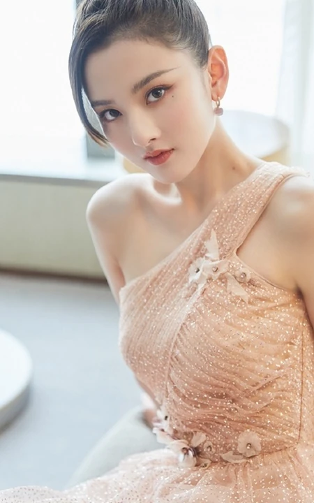 越来越有气质女生范，宋祖儿丸子头加粉色斜肩连衣裙气质写真