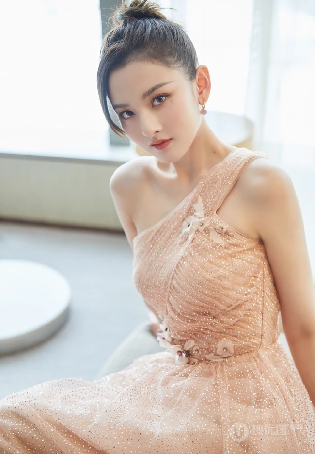 越来越有气质女生范，宋祖儿丸子头加粉色斜肩连衣裙气质写真
