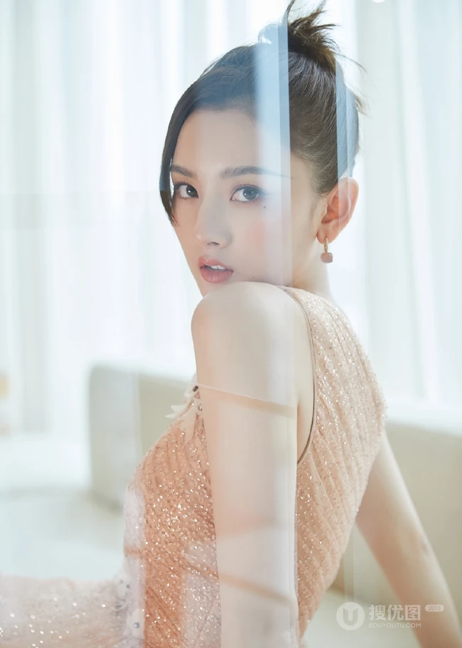 越来越有气质女生范，宋祖儿丸子头加粉色斜肩连衣裙气质写真