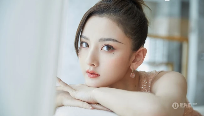 越来越有气质女生范，宋祖儿丸子头加粉色斜肩连衣裙气质写真