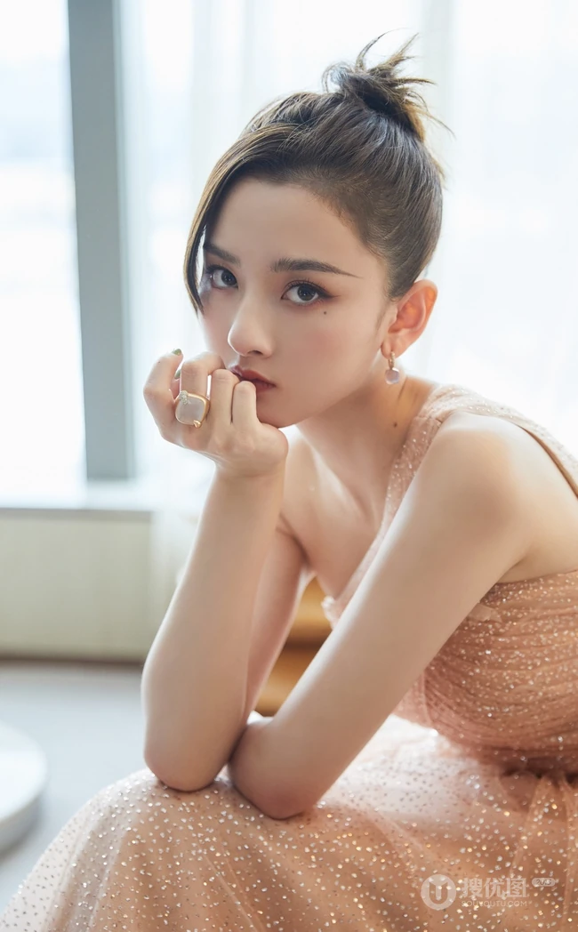 越来越有气质女生范，宋祖儿丸子头加粉色斜肩连衣裙气质写真