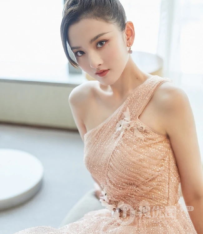越来越有气质女生范，宋祖儿丸子头加粉色斜肩连衣裙气质写真