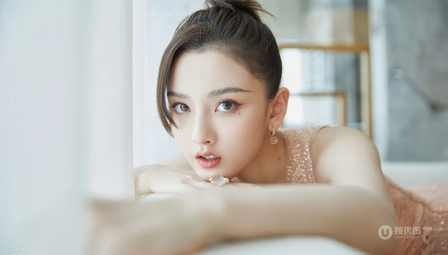 越来越有气质女生范，宋祖儿丸子头加粉色斜肩连衣裙气质写真