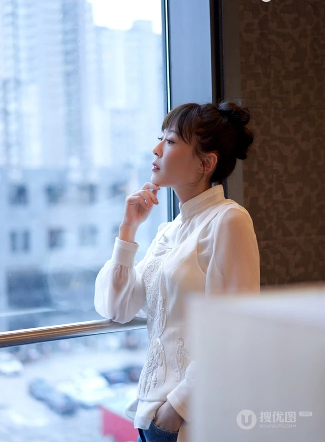最近超流行国潮风啊！李金铭国潮风白衬衫配牛仔裤写真美图