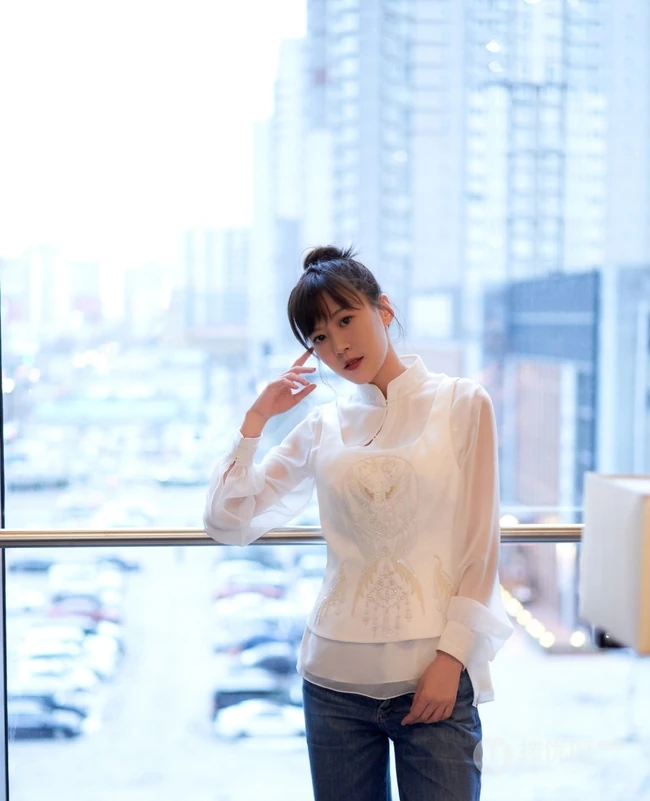 最近超流行国潮风啊！李金铭国潮风白衬衫配牛仔裤写真美图